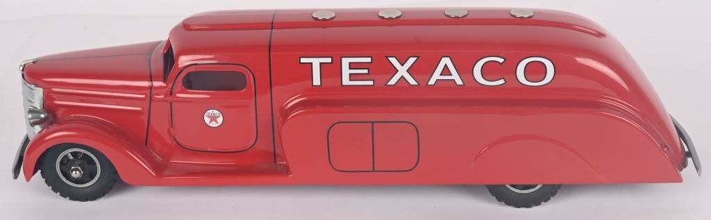 CUSTOM TEXACO TANK TRUCK (1 of 4)