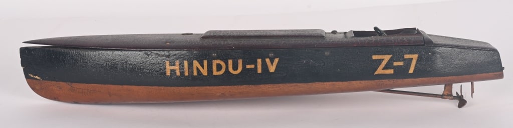 EARLY BATTERY POWERED WOODEN SPEED BOAT (1 of 4)