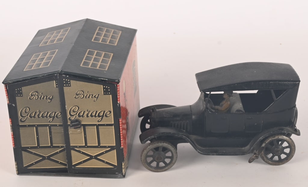 BING WINDUP MODEL T & GARAGE (1 of 8)