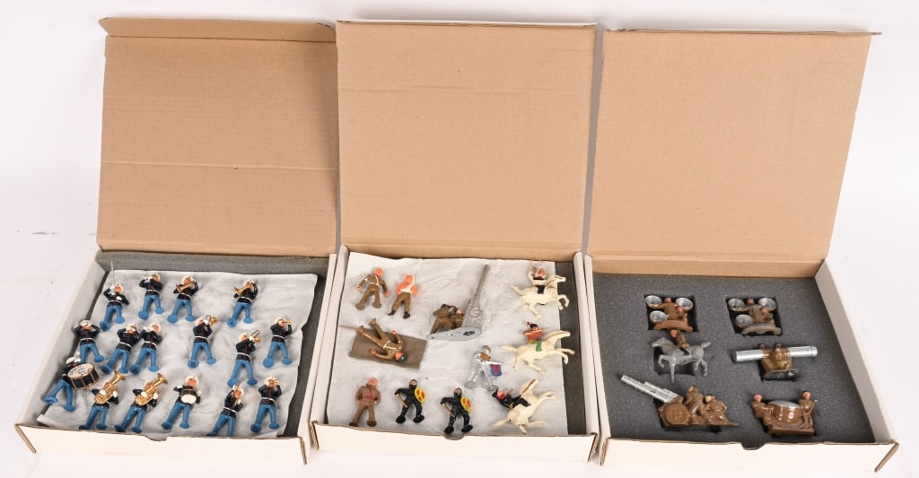 32- LEAD SOLDIERS & COWBOYS: All in clean condition. AS-IS