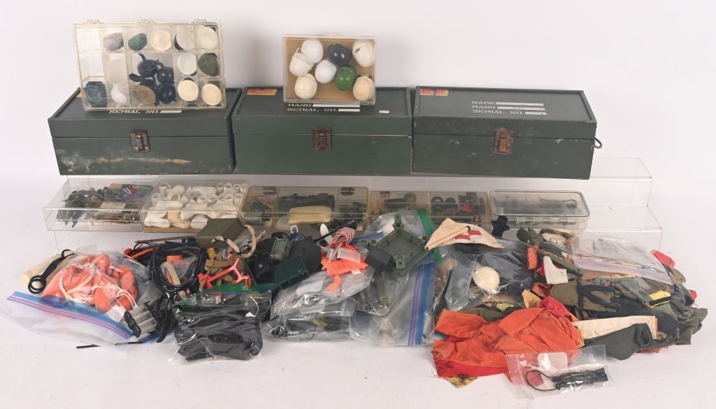 HUGE LOT OF GI JOE ACCESSORIES (1 of 8)