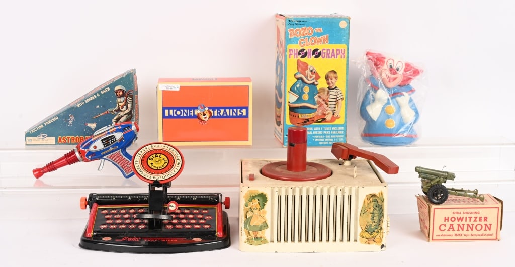 LOT OF VINTAGE TOYS (1 of 7)