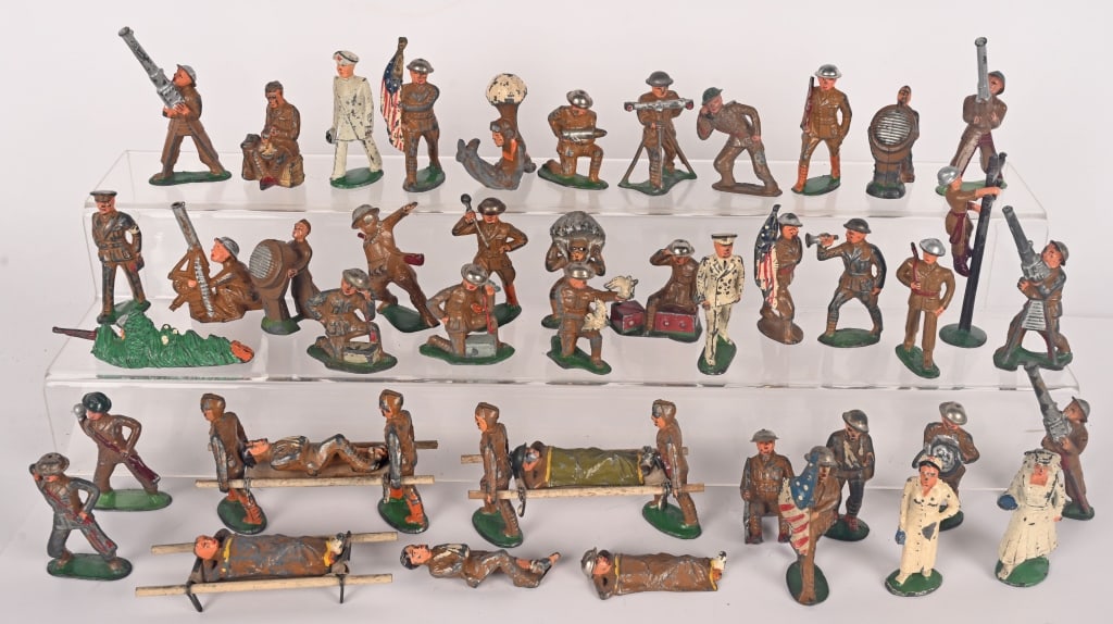 LOT OF 40 LEAD SOLDIERS: All original with some wear. Some hard to find examples. AS-IS
