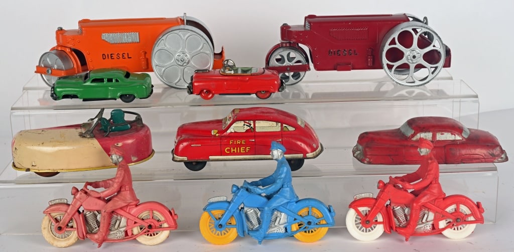 LOT OF VINTAGE TOYS (1 of 5)