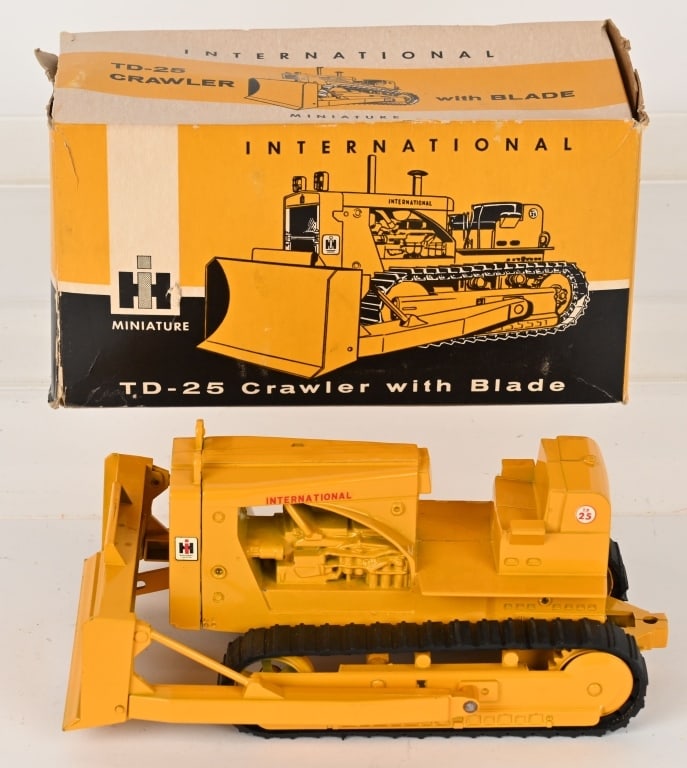 INTERNATIONAL TD-25 TOP LIGHTS CRAWLER w/ BOX: All original never played with. Boxed