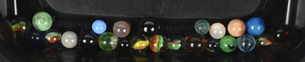 LOT OF PEE WEE MARBLES (1 of 10)