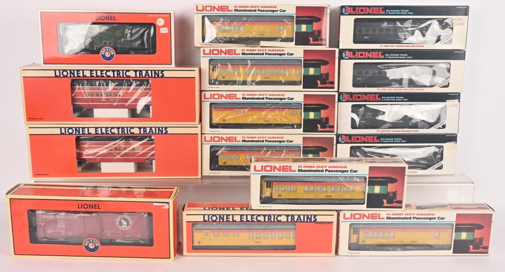 LARGE LOT OF LIONEL TRAINS w/ BOXES (1 of 8)