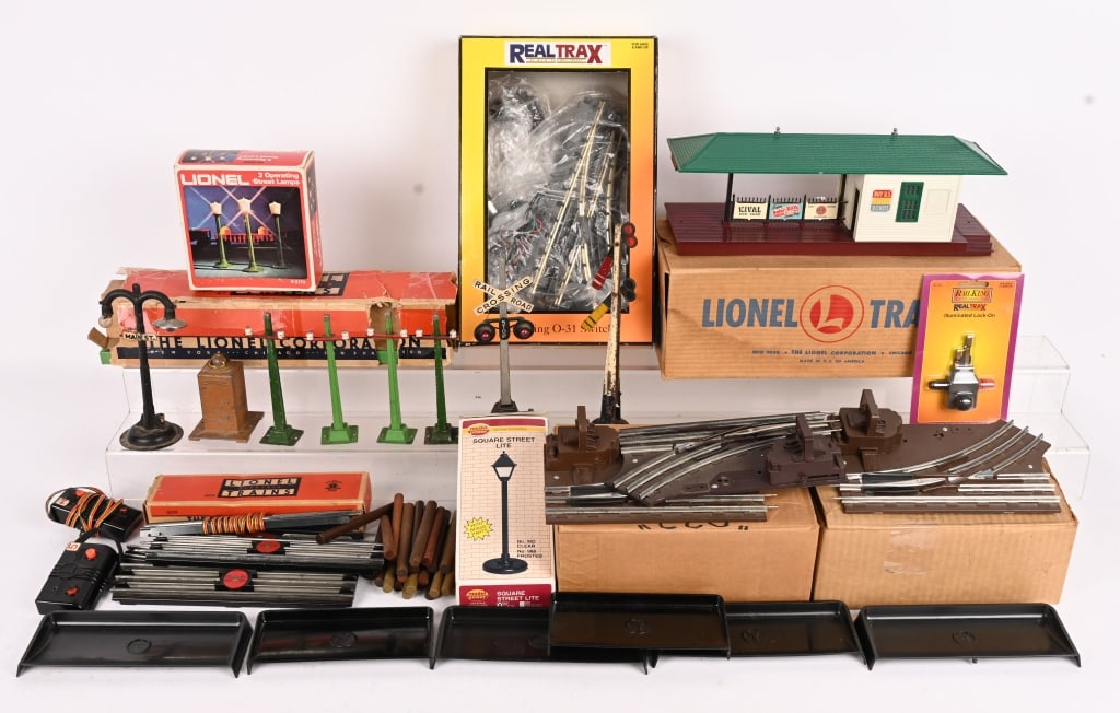 TRAIN ACCESSORIES LOT LIONEL & MORE (1 of 5)