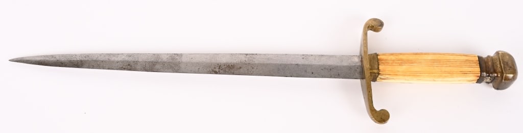 BRITISH NAPOLEONIC MIDSHIPMAN NAVAL DIRK: Traditionally aged 12 or 13 years of age, the young sons of England's gentry entered the Royal Navy as sailors with the rank of MIDSHIPMAN. This was basically a post of Ensign, which the lad had to en