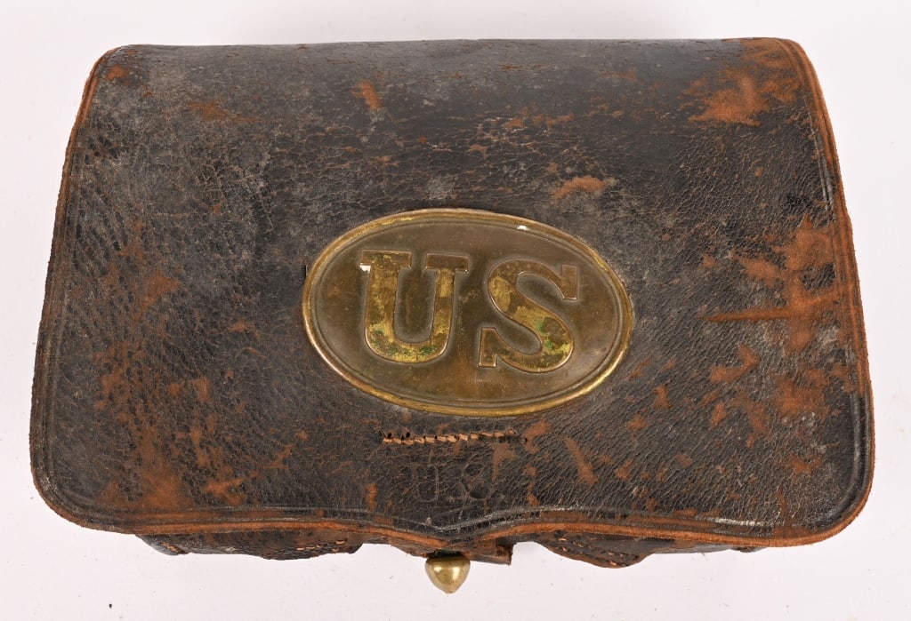 CIVIL WAR US M1855 CARTRIDGE BOX WITH US PLATE: Civil War federal Model 1855 Cartridge Box. One of the Tins is still present. Missing the two buckles toi the bottom of the box. Has original brass "US" on the flap. Piece exhibits age and wear, but i