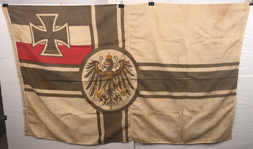 WW1 IMPERIAL GERMAN REICHSKRIEGSFLAGGE WWI: Slightly faded condition, WW1 Imperial German Battle Flag or Reichskriegsflagge measuring 35 X 60 inches. Printed on cotton, this flag is in very good condition and is completely original. Excellent. 