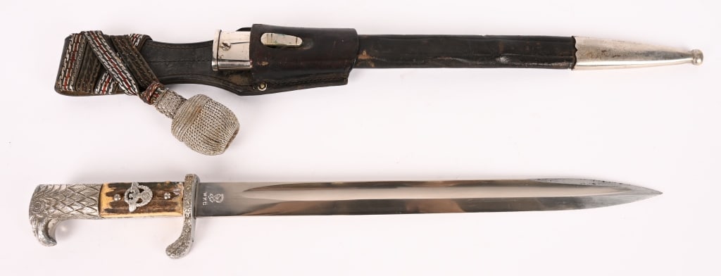 WWII NAZI GERMAN POLIZEI STAG GRIP BAYONET WW2: This Municipal Police Bayonet has the large proportion hilt, which is not equipped with a mortise and rifle slot at the pommel. The pommel is decorated with engraved feathering and shows nice detail. 