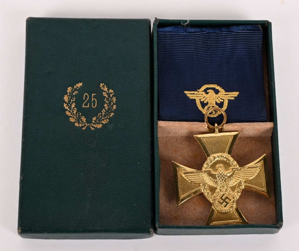 WWII NAZI GERMAN POLICE 25 YEAR SERVICE MEDAL WW2: WWII NAZI GERMAN POLICE 25 YEAR SERVICE MEDAL CASED. First class, die struck alloy construction award with a fire gilted finish for twenty-five years service. The award is in the form of a Pattée