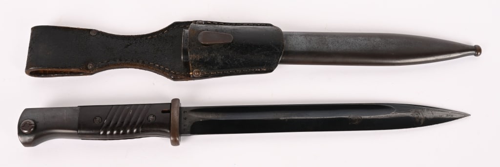 WWII NAZI GERMAN K98 COMBAT BAYONET MATCHING WW2: Roughly 25cm long, drop forged, steel construction blade with wide fullers. Blade retains most it's original blueing. Maker marked "MUNDLOS" and dated for 1940. Bakelite grip. Stud functions well. Sca