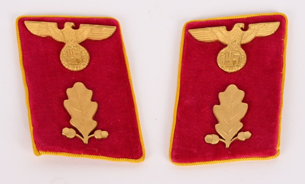 WW2 NAZI NSDAP REICHS ABSCHNITTSLEITER COLLAR TABS: NSDAP Reich-Abschnittsleiter collar tabs. Tabs are constructed on a red velvet base, with gold rayon piping. Approximate size is 70mm x 45mm. Collar tabs feature a gilt-washed national eagle, with a w