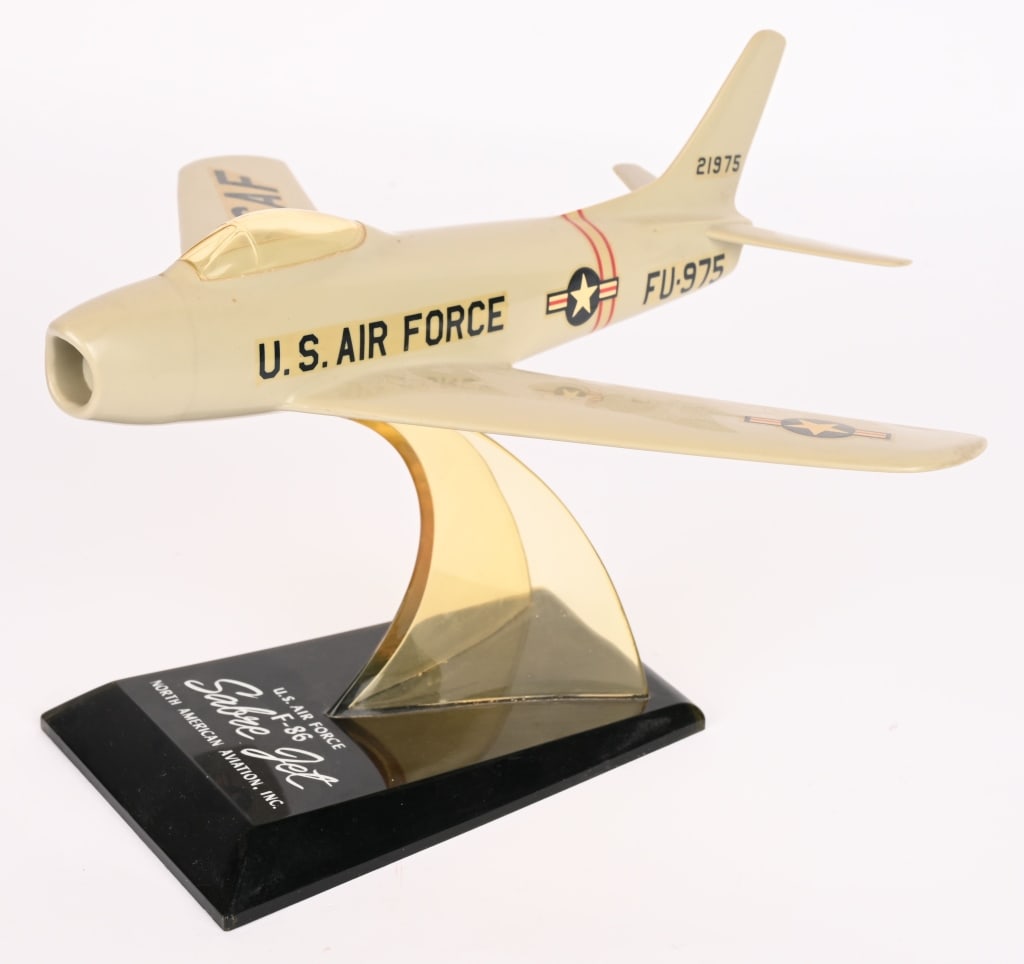 NORTH AMERICAN F-86 SABRE JET AIRPLANE MODEL (1 of 5)