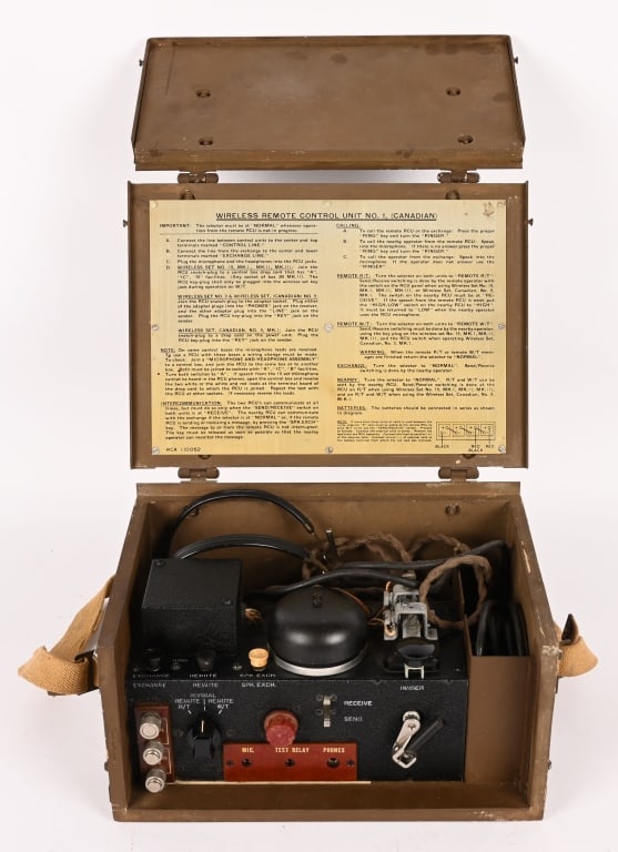 WWII CANADIAN 1944 WIRELESS REMOTE CONTROL RADIO: RCA VICTOR COMPANY LTD WIRELESS REMOTE CONTROL UNIT No 1 (CANADIAN) DATED 1944 AND HAS THE SERIAL No: 038016 THE OVERALL CONDITION OF THE UNIT IS GOOD, THE CASE DOES SHOW SLIGHT PAINT LOSS TO THE META