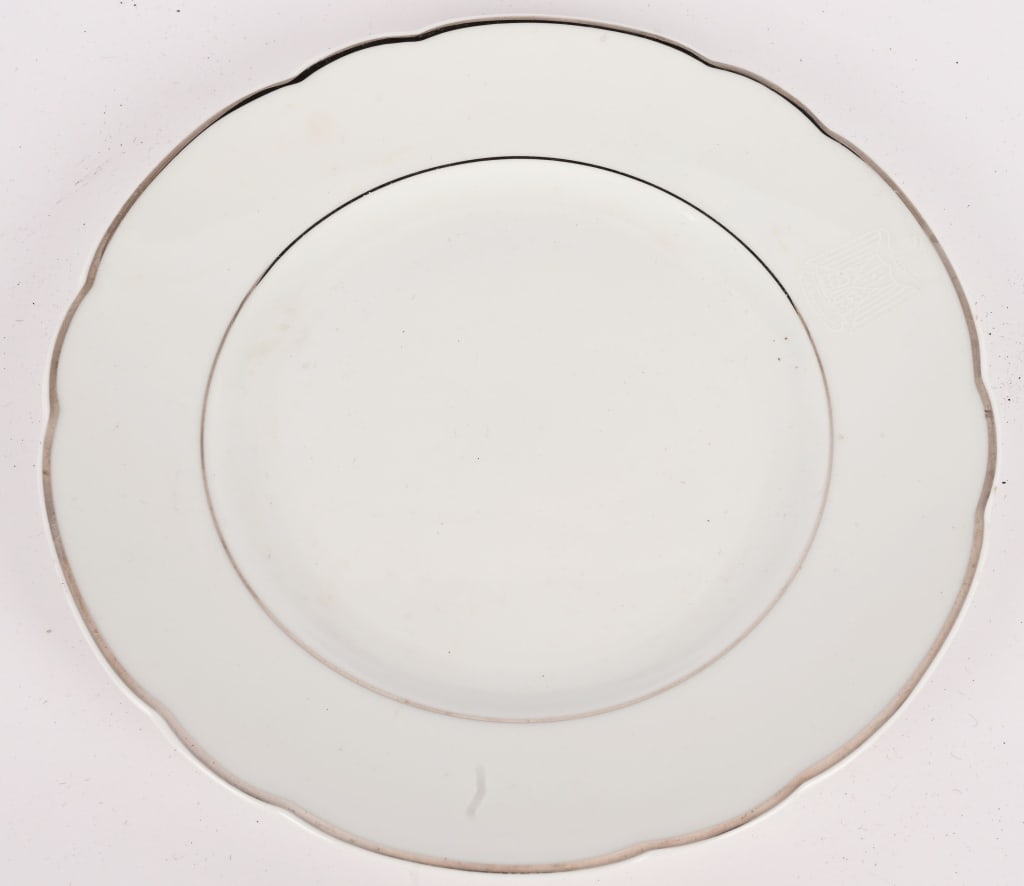 IRAQ WAR SADDAM HUSSEIN SERVING PLATE W CREST (1 of 2)
