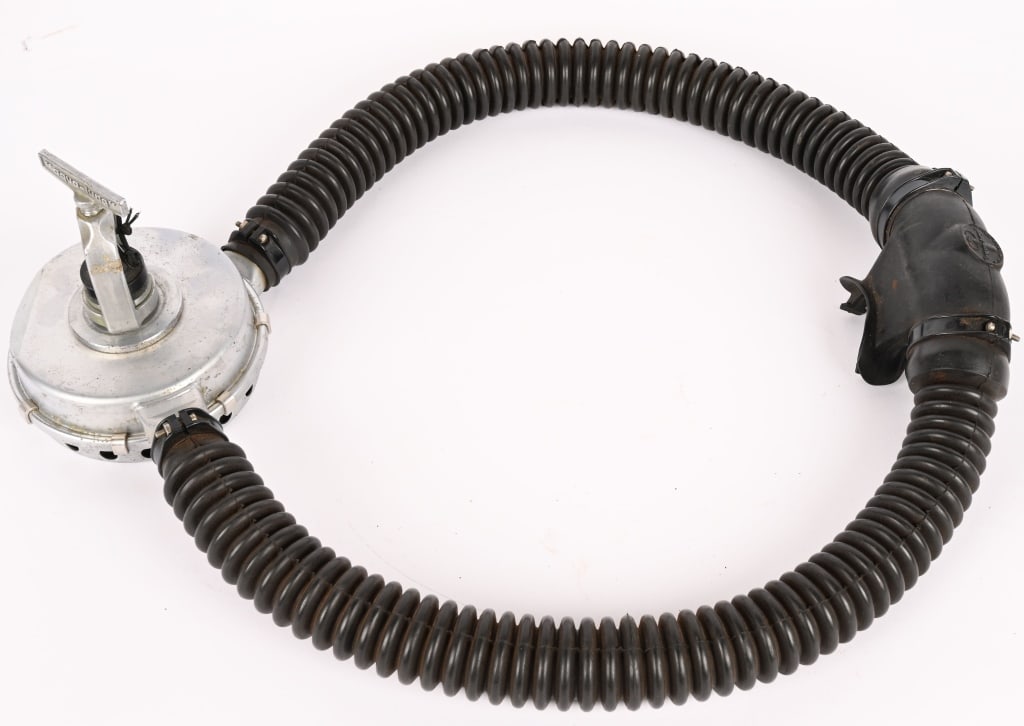 US DIVERS AQUA LUNG MISTRAL DOUBLE HOSE REGULATOR (1 of 6)