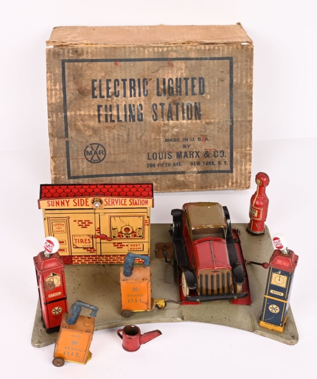 MARX SUNNY SIDE SERVICE STATION w/ BOX: Nice looking Marx Gas Station. All original condition. Comes with friction Cadillac Fire Chief Car. Has 2 accessory Penna Oil Tanks. Should clean to higher grade. With partial Box. 17" Excellent Prove