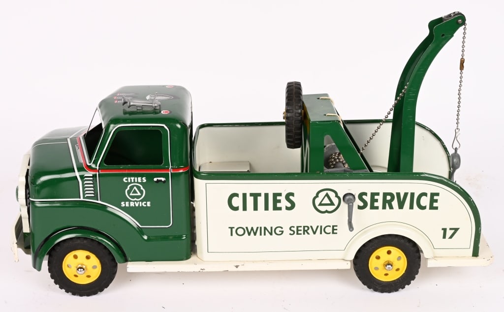 MARX CITIES SERVICE TOWING SERVICE TRUCK: Great looking Marx Tow Truck. Super clean condition. Toy has great colors. Still has spare tire, tool, and tow hook. Hard to find a better example. 21" Excellent Provenance: Tar Heel Toys the Dennis