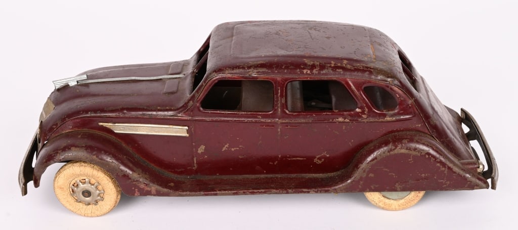 KINGSBURY WINDUP DESOTO AIRFLOW: All original condition. Has some play wear. Should clean to higher grade. Windup works. Battery cover replaced. 14" Very Good Provenance: Tar Heel Toys the Dennis Sapp Collection