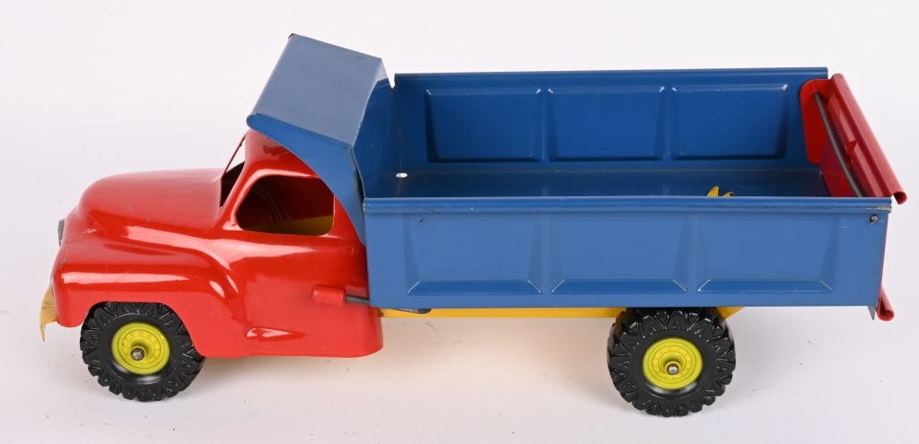 MARX STUDEBAKER DUMP TRUCK: Wonderful original condition. Very nice colors. Looks never played with condition. 18" Excellent Provenance: Tar Heel Toys the Dennis Sapp Collection