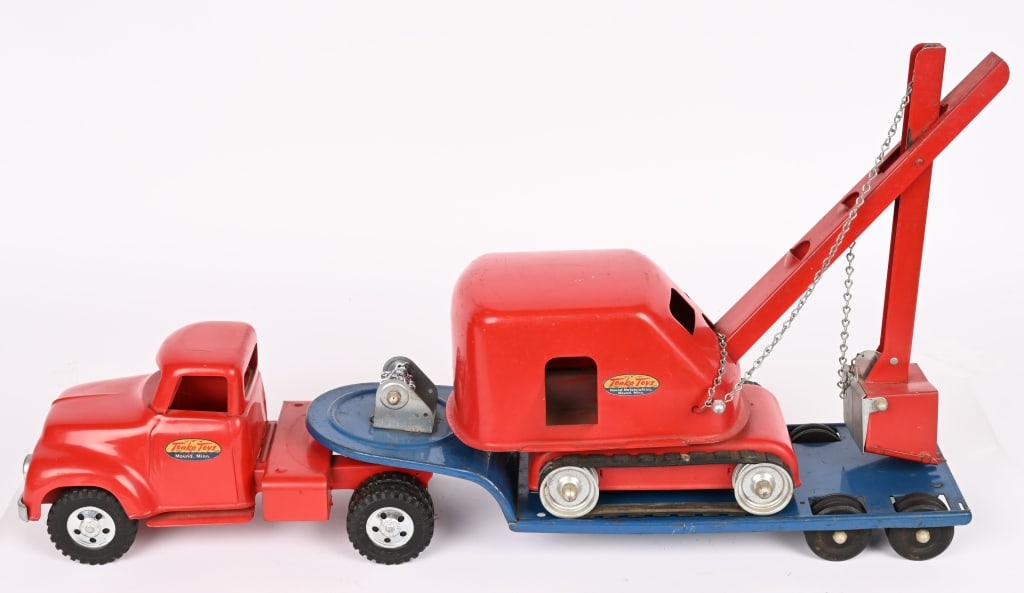 1956 TONKA LOW BOY & STEAM SHOVEL SET: Very nice clean original set. Has great paint and decals. Displays great. 27" Excellent Provenance: Tar Heel Toys the Dennis Sapp Collection
