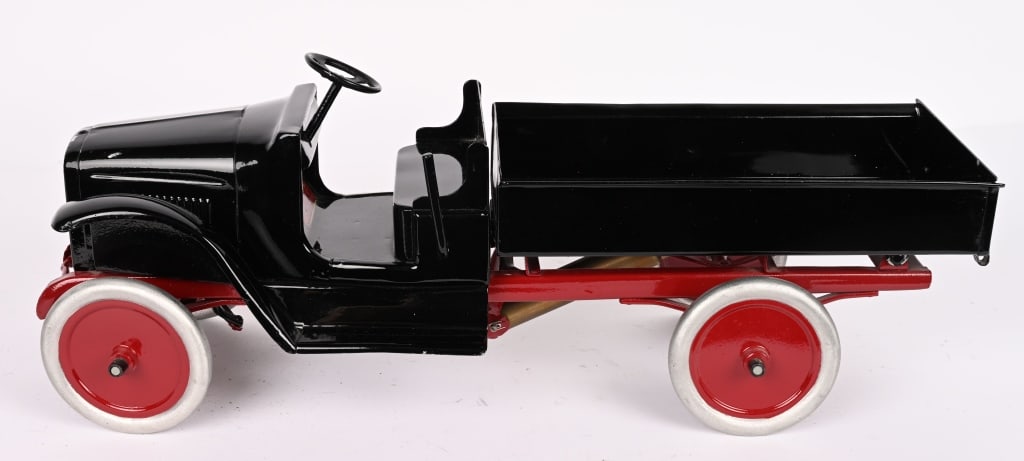 BUDDY L HYDRAULIC DUMP TRUCK: Very nice restored Buddy L. Great looking truck. 24" Excellent Provenance: Tar Heel Toys the Dennis Sapp Collection