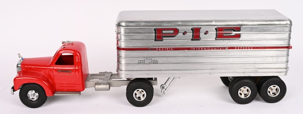SMITH MILLER MACK B PIE TRUCK: Outstand restored Smith Miller PIE Truck. Desirable Mack B. This truck is beautiful with a quality restoration. Better than new condition. Excellent Provenance: Tar Heel Toys the Dennis Sapp