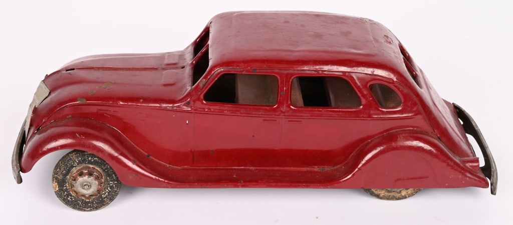 KINGSBURY WINDUP DESOTO AIRFLOW: Original toy that has been repainted. Windup not working. Still displays well. 14" Very Good Provenance: Tar Heel Toys the Dennis Sapp Collection