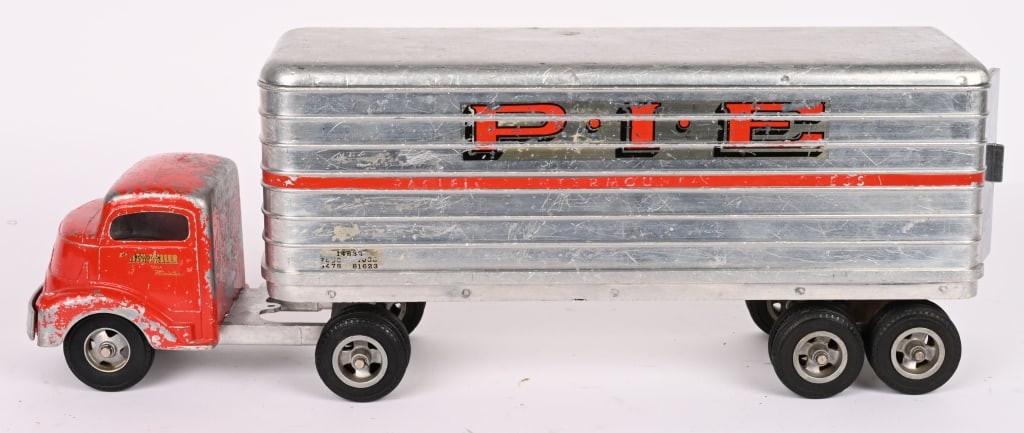 SMITH MILLER GMC PIE TRUCK: All original condition. No breaks or repairs. Perfect to restore or enjoy as original. 24" Very Good Provenance: Tar Heel Toys the Dennis Sapp Collection