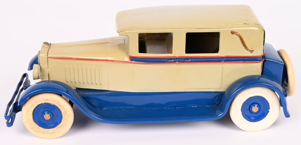 KINGSBURY CLOCKWORK BROUGHAM: Nice restored Kingsbury Brougham. Very attractive toy. Windup works. 13" Excellent Provenance: Tar Heel Toys the Dennis Sapp Collection