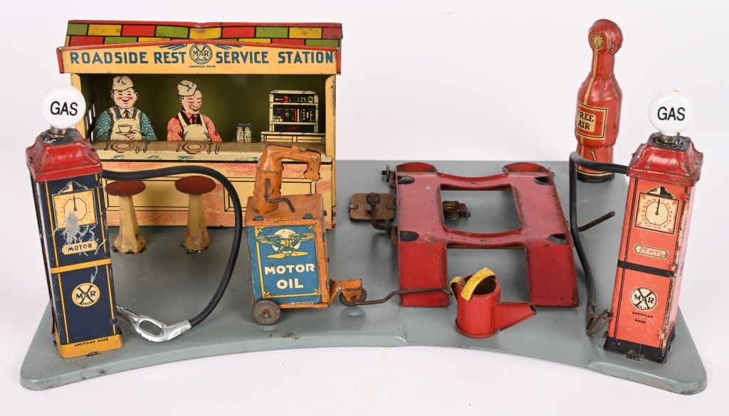 MARX ROADSIDE REST SERVICE STATION: Nice gas station with repainted base. Scarce version with Laurel and Hardy figures. Comes with can and oil pump. 13" Very Good-Excellent Provenance: Tar Heel Toys the Dennis Sapp Collection