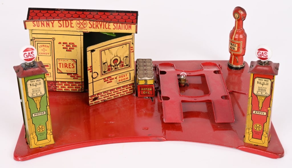 MARX SUNNY SIDE SERVICE STATION: Nice gas station with repainted base. 13" Very Good-Excellent Provenance: Tar Heel Toys the Dennis Sapp Collection