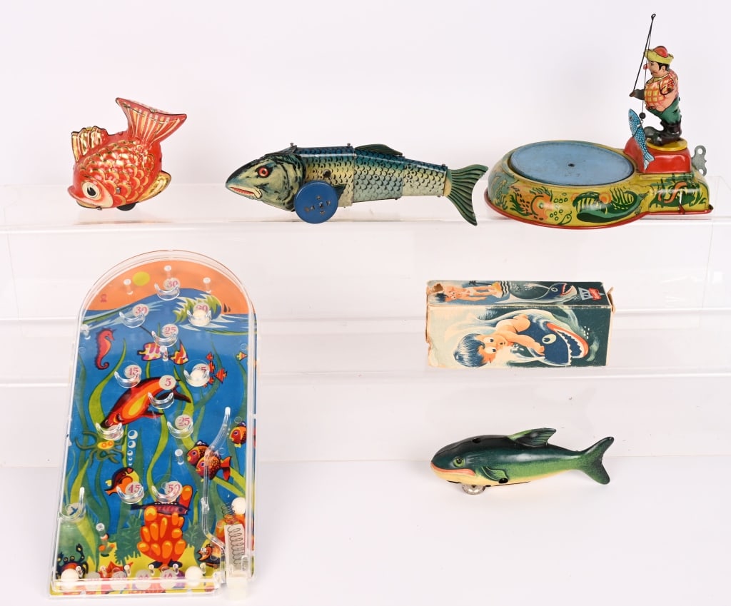 LOT OF FISH TOYS (1 of 7)