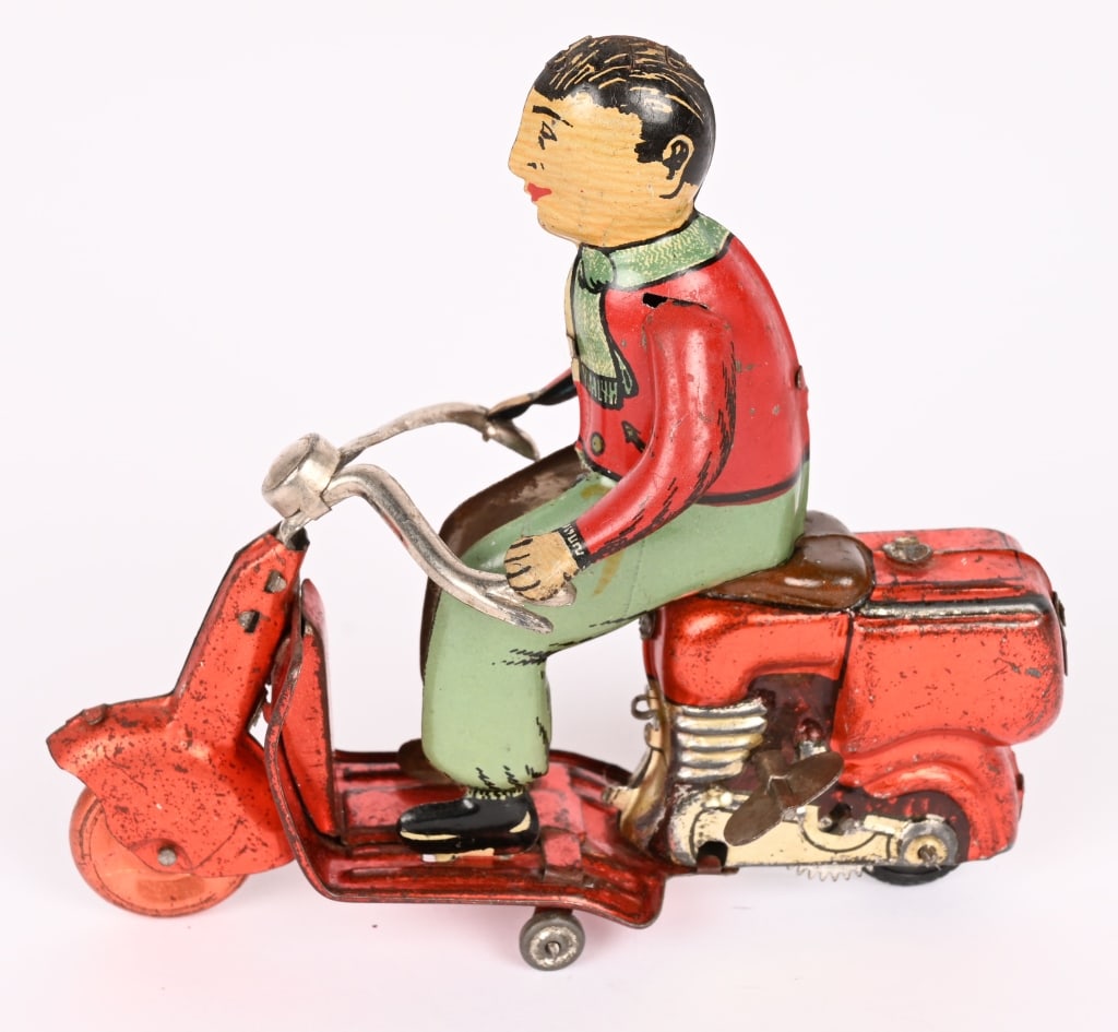 SIRIO FERRARI TIN WINDUP VESPA SCOOTER: All original in nice condition. Windup works. 5 1/2" Excellent