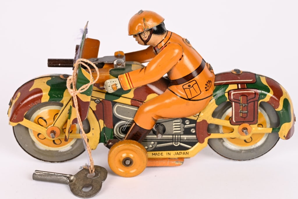 JAPAN TIN WINDUP MILITARY MOTORCYLE: All original with nice camo colors. Windup works. 5 1/2" Excellent