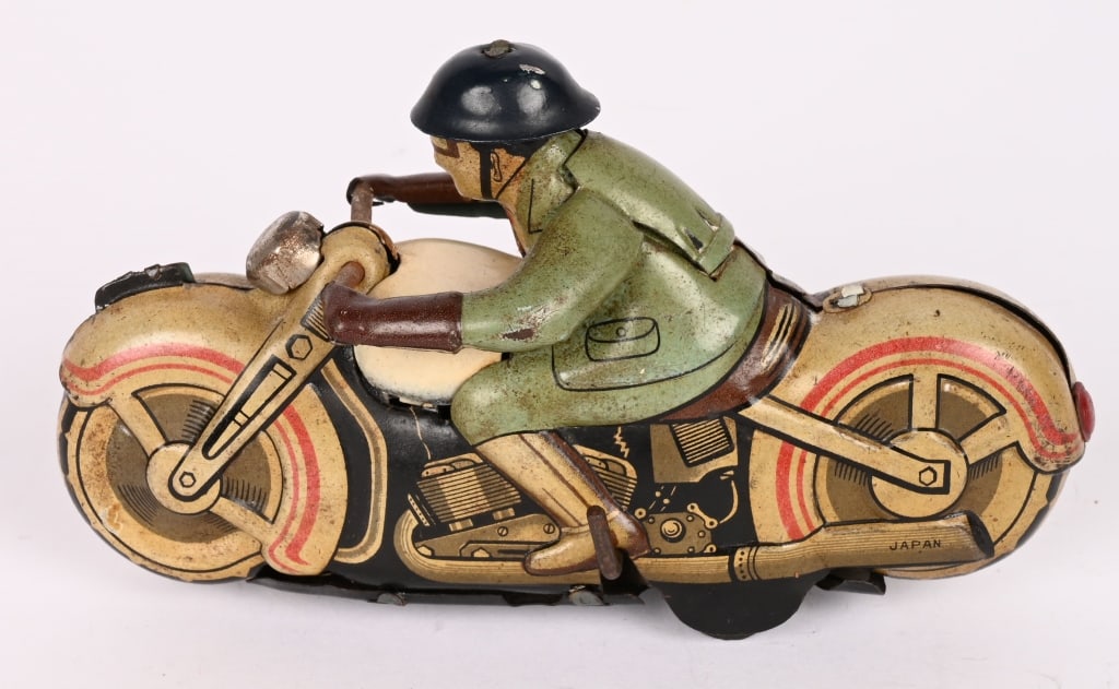 JAPAN TIN WINDUP MOTORCYCLE: Nice looking bike. Looks like tank as been repainted at the factory. Windup works. 5 1/2" Excellent