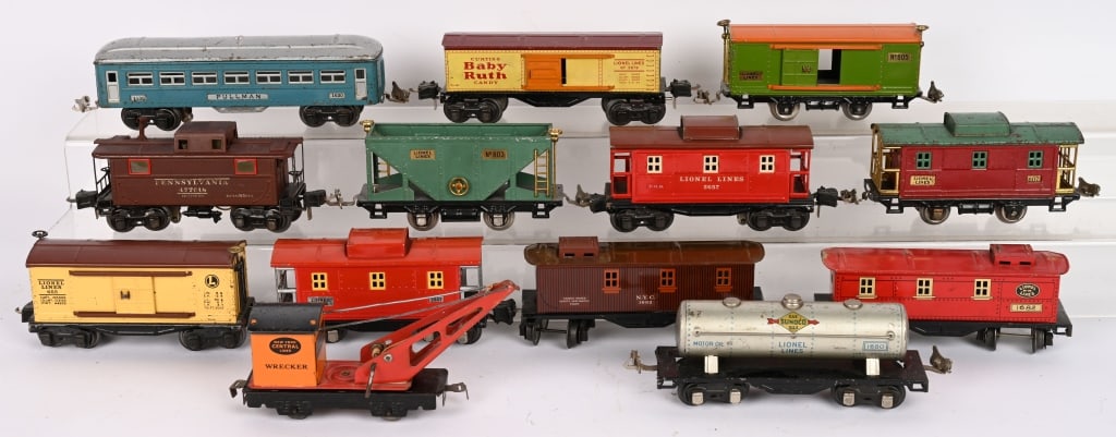 12- LIONEL O GAUGE ROLLING STOCK: Lot includes Lionel numbers: 477618, 2657, 1682, 1630, 803, 2679, 805, 2657, 655, 807, 1682 and 1680. Also included is a Marx Wrecker car. Condition varies. AS-IS