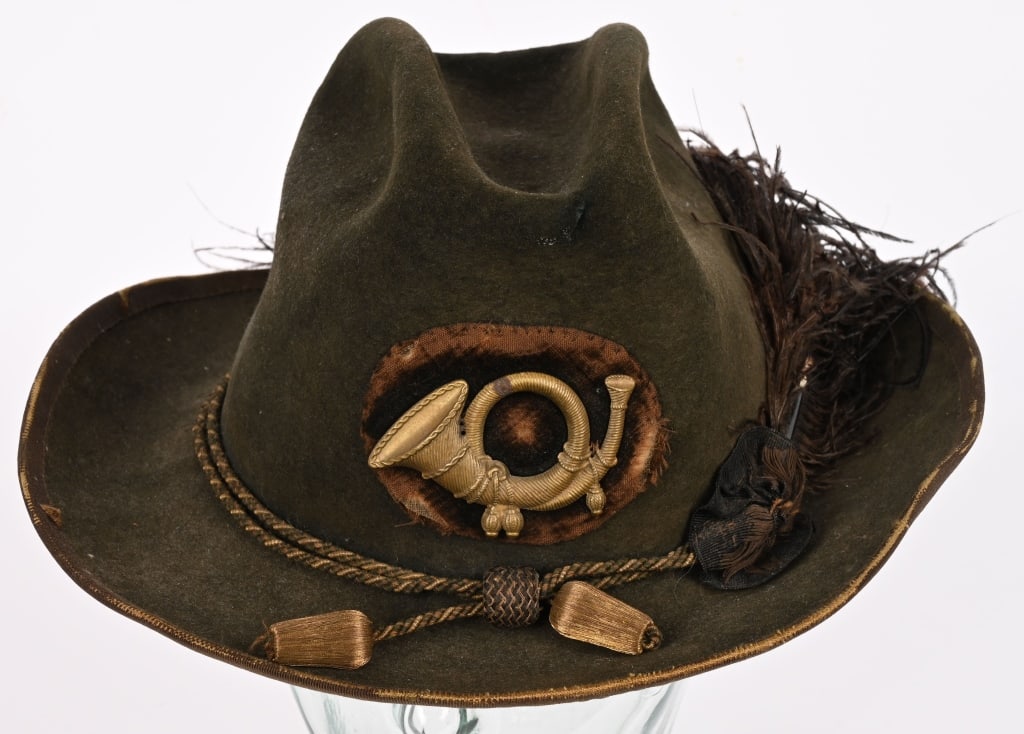 CIVIL WAR US OFFICERS INFANTRY SLOUCH HAT: Civil War US Officer's 2Infantry slouch hat. High-quality wool felt with a 1/4 in. woven silk tape band along the brim, a 7/8 in. black silk ribbon affixed to the base of the approx. 3 1/2 in. creased