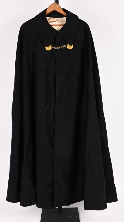 WWII NAZI GERMAN KRIEGSMARINE OFFICERS CAPE WW2: WWII Nazi German Kriegsmarine cloak, called “Spanier.” Manufactured in the same fine cloth quality as the uniform, with dark blue collar, front with 2 gilt lion heads and fastening chain. 