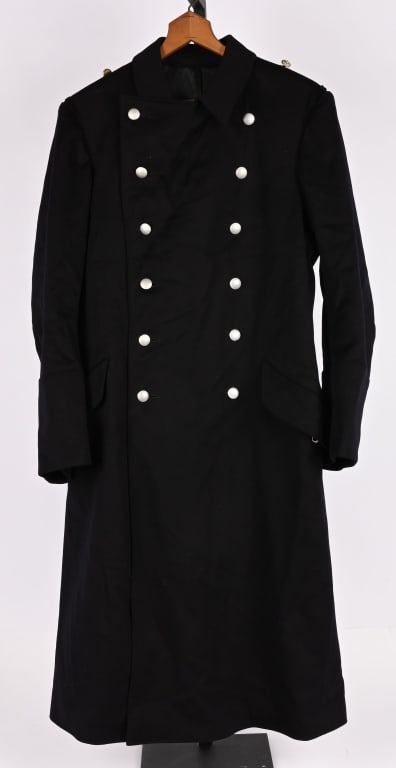 WWII NAZI GERMAN KRIEGSMARINE ADMIN OVERCOAT WW2: A beautiful, named and dated WWII Nazi German Kriegsmarine Overcoat. Navy blue wool construction, double breasted style, full length greatcoat, with fold back lapels and lay down collar. Coat fea