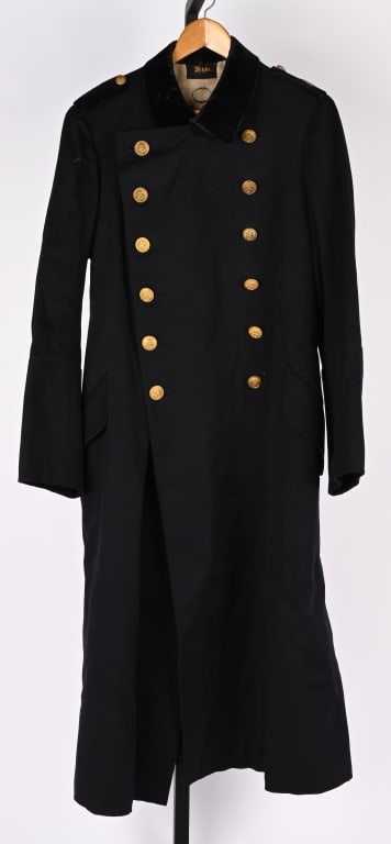 WW1 IMPERIAL GERMAN KAISERLICHE ENGINEER COAT WWI: 1914-1918 A.D. Dark blue fabric knee-length overcoat with satin lining, black velvet stand-and-fall collar with hook-and-eye closure, twelve gilt buttons to the front with Kriegsmarine insignia and se