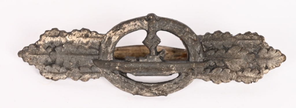 WWII NAZI GERMAN U BOAT COMBAT CLASP IN SILVER WW2: Die cast, zinc alloy construction, later version clasp with a silver washed finish is in the form of central, horizontally oval, embossed, laurel leaf wreath, with a stylized national eagle with uniqu