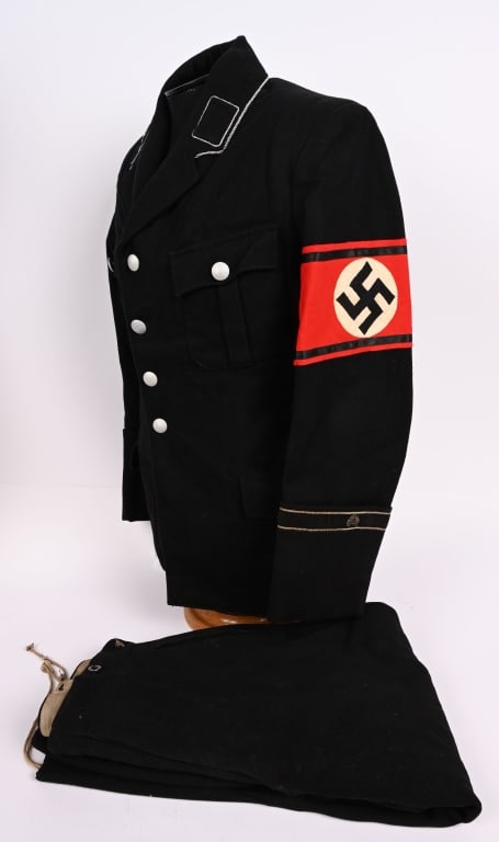 WWII NAZI TOTENKOPFVERBÄNDE 1 SS UNIFORM WW2: WWII Nazi German SS Totenkopfverbände 1st Sturmbann Uniform. Nice quality, black wool/rayon blend construction tunic features a vertical, four button, front closure with small, folded back, peak 