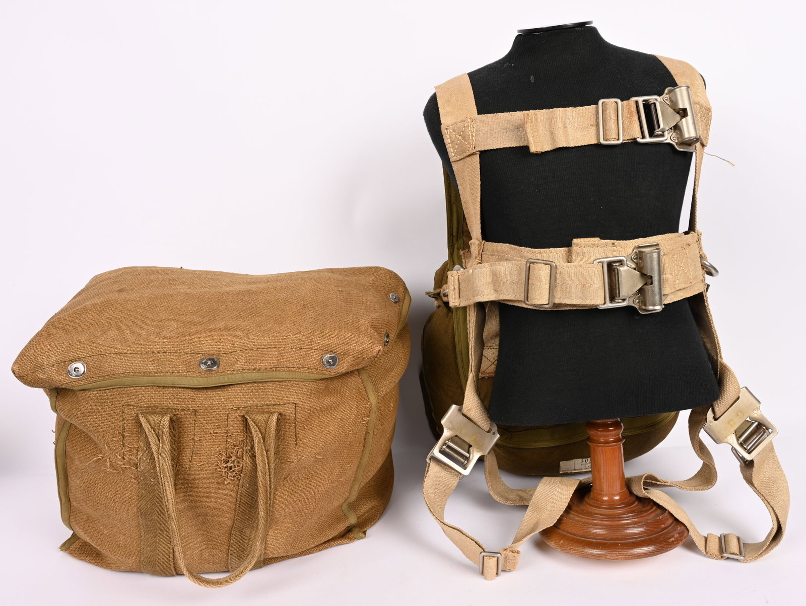 WWII NAZI GERMAN LUFTWAFFE RZ-20 PARACHUTE WW2: German LW FSJ RZ-20 Harness & Parachute in Carrying Bag In excellent condition a complete German Luftwaffe Fallschirmjäger / Paratrooper RZ-20 Type Parachute and Harness. The set comes in the ori