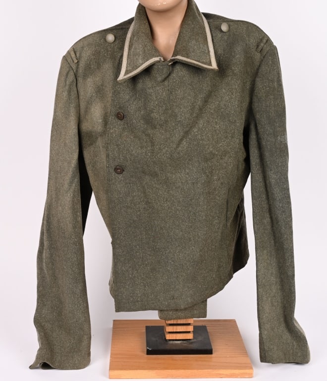 WWII WAFFEN SS ASSAULT GUN WRAPPER COMBAT USED WW2: Waffen-SS Assault Gunners Wrapper. Textbook example in a coarse green wool and lined in a brown rayon lining. Overall in good condition showing character. Inner waist drawstrings of brown colored tape