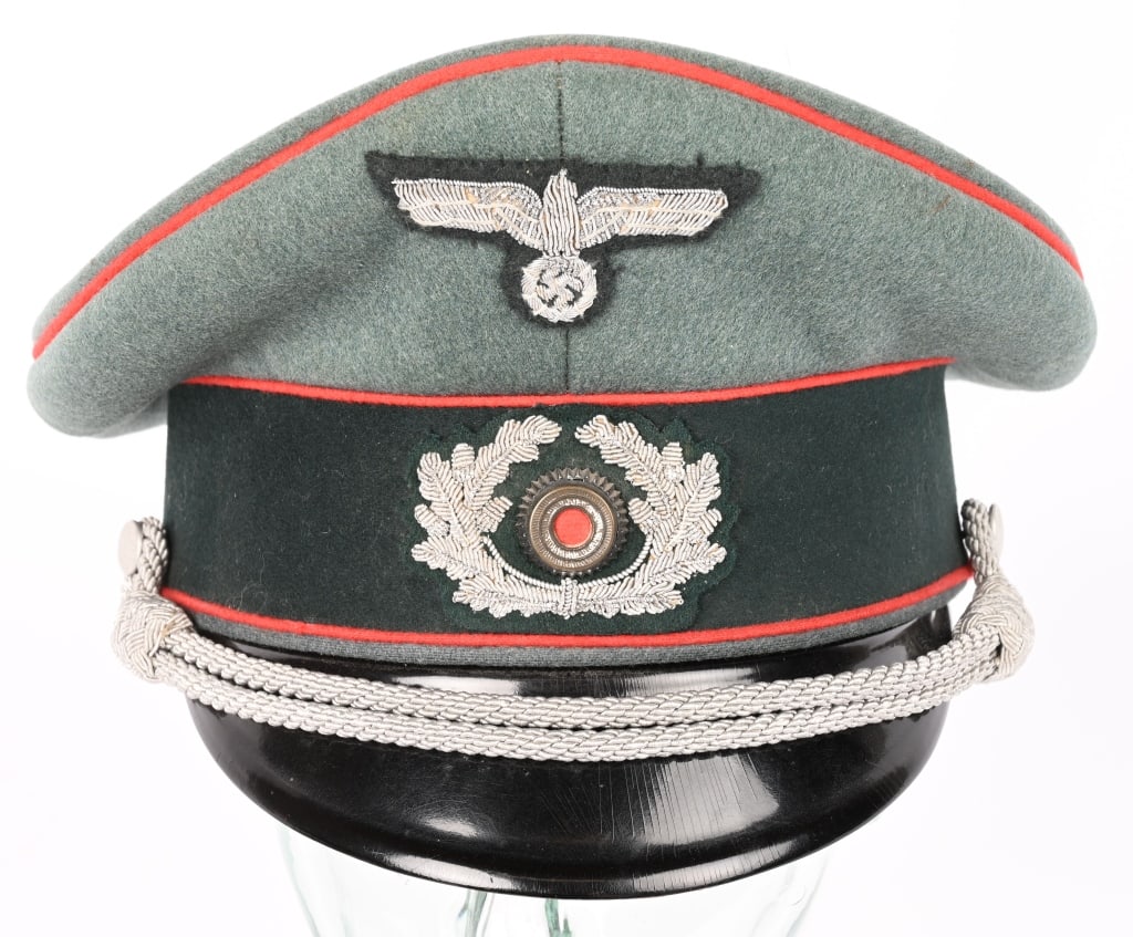 WWII NAZI ARTILLERY OFFICER VISOR HAT PEKÜROS WW2: Nice quality, private purchase, visor cap with a field-gray wool body and crown, a blue/green badge cloth centerband and red wool waffenfarbe piping to the crown edge and both the top and bottom edges