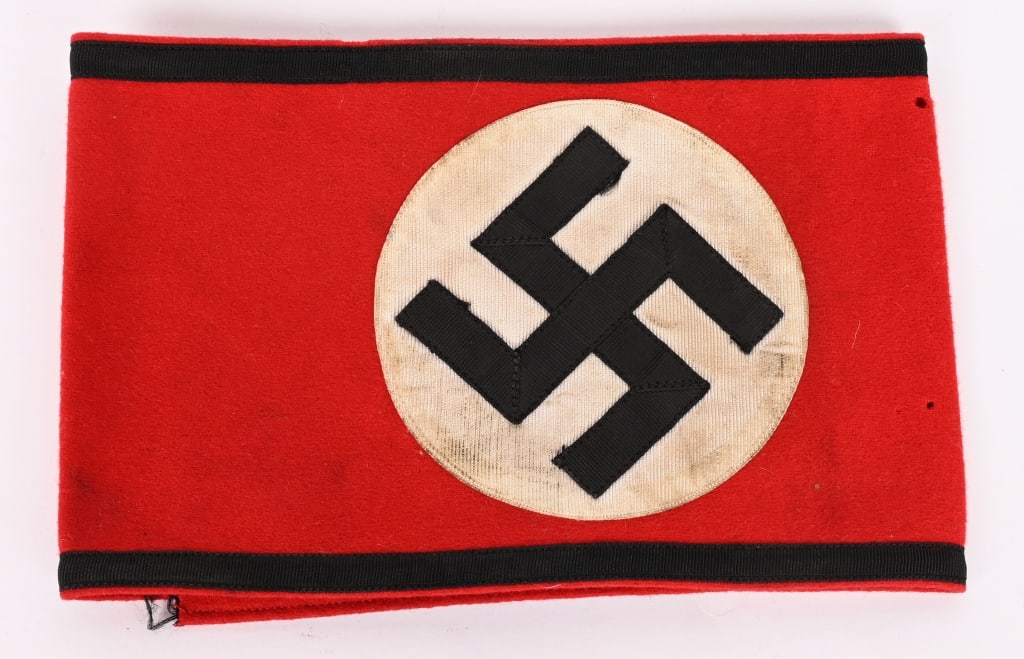 WWII NAZI GERMAN WAFFEN SS MEMBER'S ARMBAND WW2: Nice quality, roughly, 12cm tall, 42cm long, multi-piece construction armband features a red wool, base field with a roughly, 9cm diameter, central, vertically ribbed, white rayon, circular field with